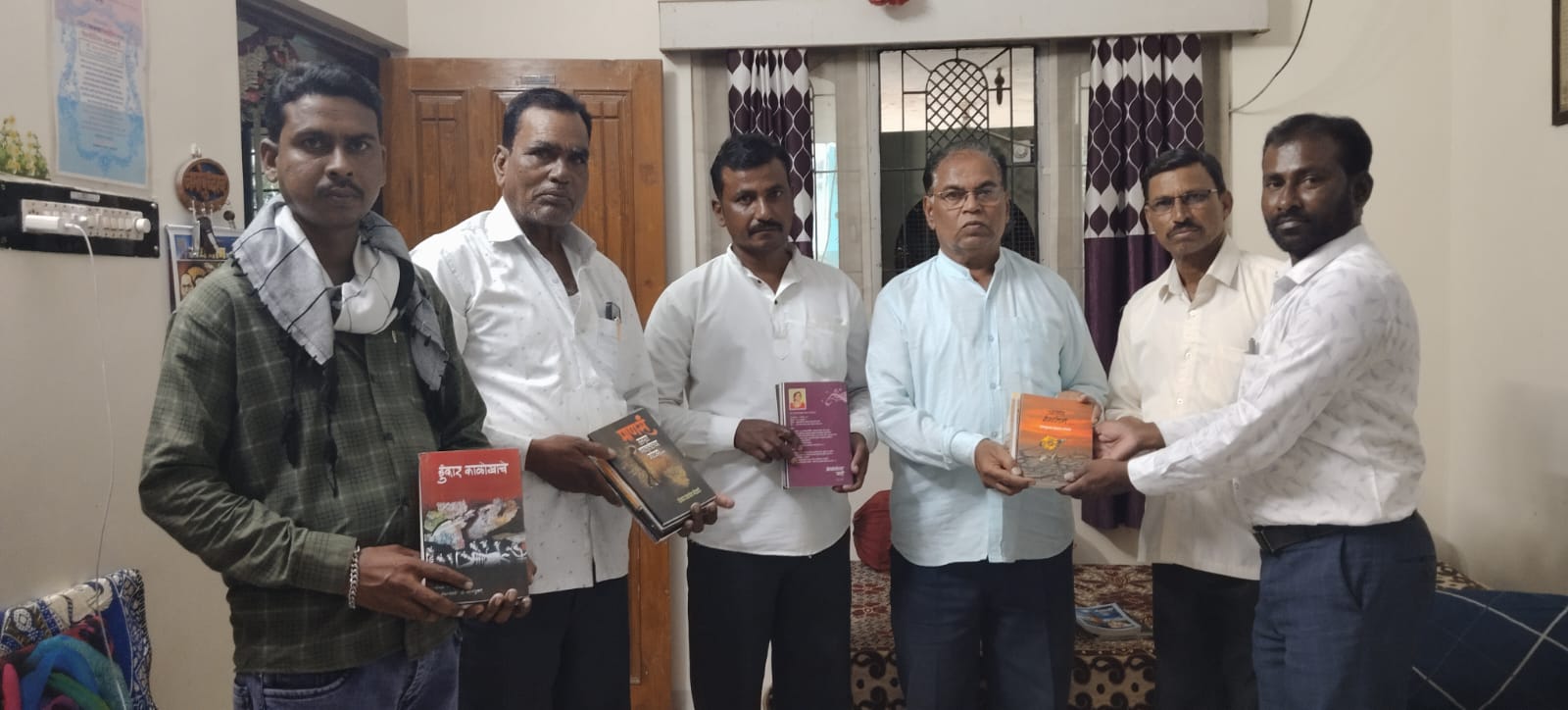 सालोरा बुद्रुक के संत गाडगेबाबा सार्वजनिक पुस्तकालय को पुस्तकें दान, ग्रामीणों ने जताया आभार