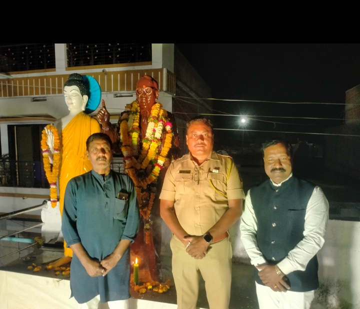 आदर्श ग्राम शेंदोला खुर्द में डॉ. बाबासाहेब आंबेडकर की 135वीं जयंती उत्साह के साथ मनाई गई, जुलूस (रैली) से पूरा गांव गूंज उठा, भीम गीतों की धुन पर बच्चे से लेकर बूढ़े तक सभी मंत्रमुग्ध हो गए।