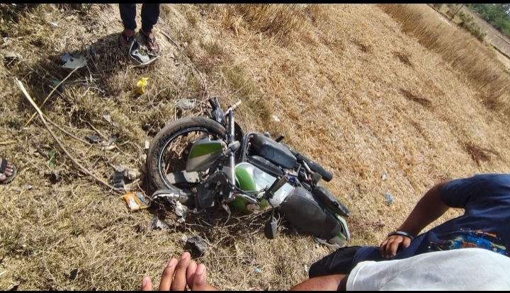 अनियंत्रित ट्रक की टक्कर से बाइक सवार गंभीर, चालक फरार।