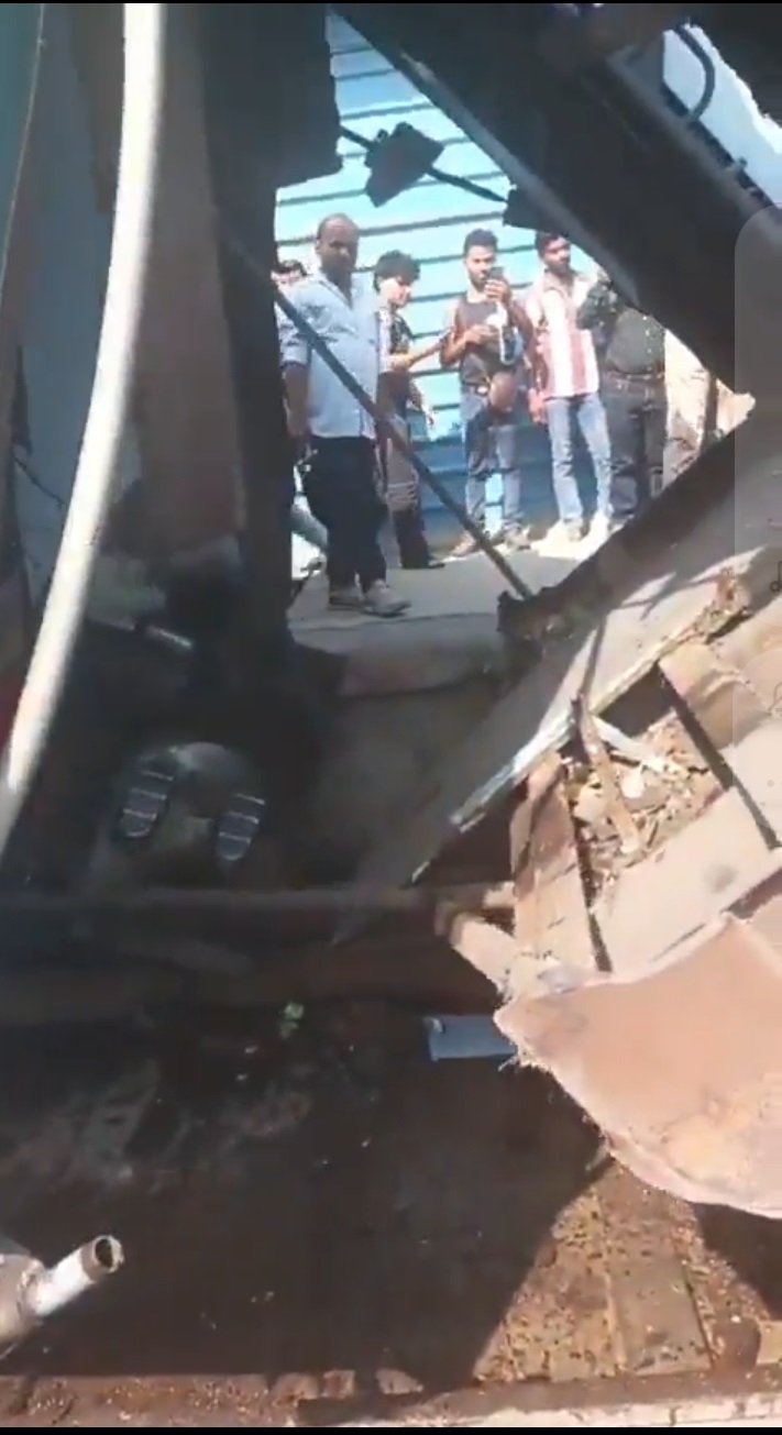 लुधियाना रेलवे स्टेशन पर बड़ा हादसा टला, ट्रेन का कोच शौचालय के पास दो हिस्सों में अलग हुआ।