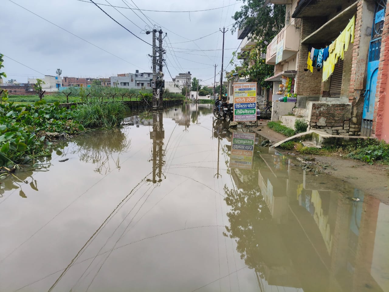बिहार में दरभंगा नगर निगम वार्ड एक में भीषण जलभराव से परेशानी।