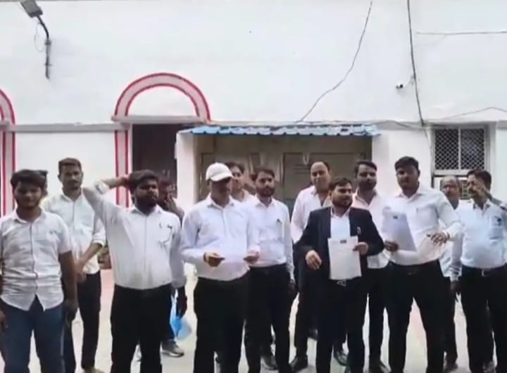 दिल्ली में छात्रों पर लाठीचार्ज के विरोध में रायबरेली में अधिवक्ताओं का प्रदर्शन, डीएम को सौंपा ज्ञापन।