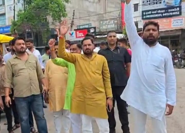 जंतर-मंतर विवाद पर रायबरेली में भाजपा का हल्लाबोल: अंबेडकर चौक पर कांग्रेस-सपा का पुतला फूंका, PM के खिलाफ नारेबाजी पर कड़ी कार्रवाई की मांग। 