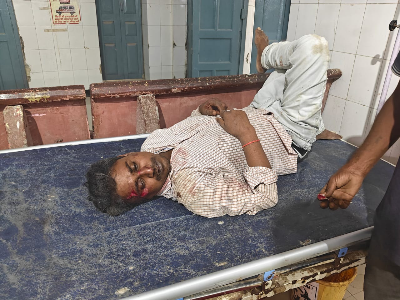 रायबरेली में दो बाइकों की आमने-सामने भिड़ंत, एक युवक गंभीर घायल, दूसरा चालक मौके से फरार।