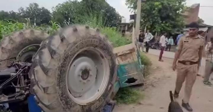 तेज रफ्तार ट्रैक्टर अनियंत्रित होकर पलटा, युवक की मौत; दो गंभीर घायल।