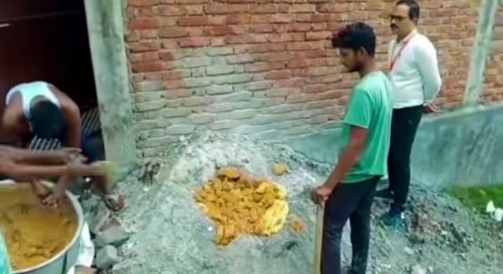 रायबरेली में मिलावटी मिठाई पर बड़ी कार्रवाई, 250 किलो से अधिक खाद्य सामग्री नष्ट।
